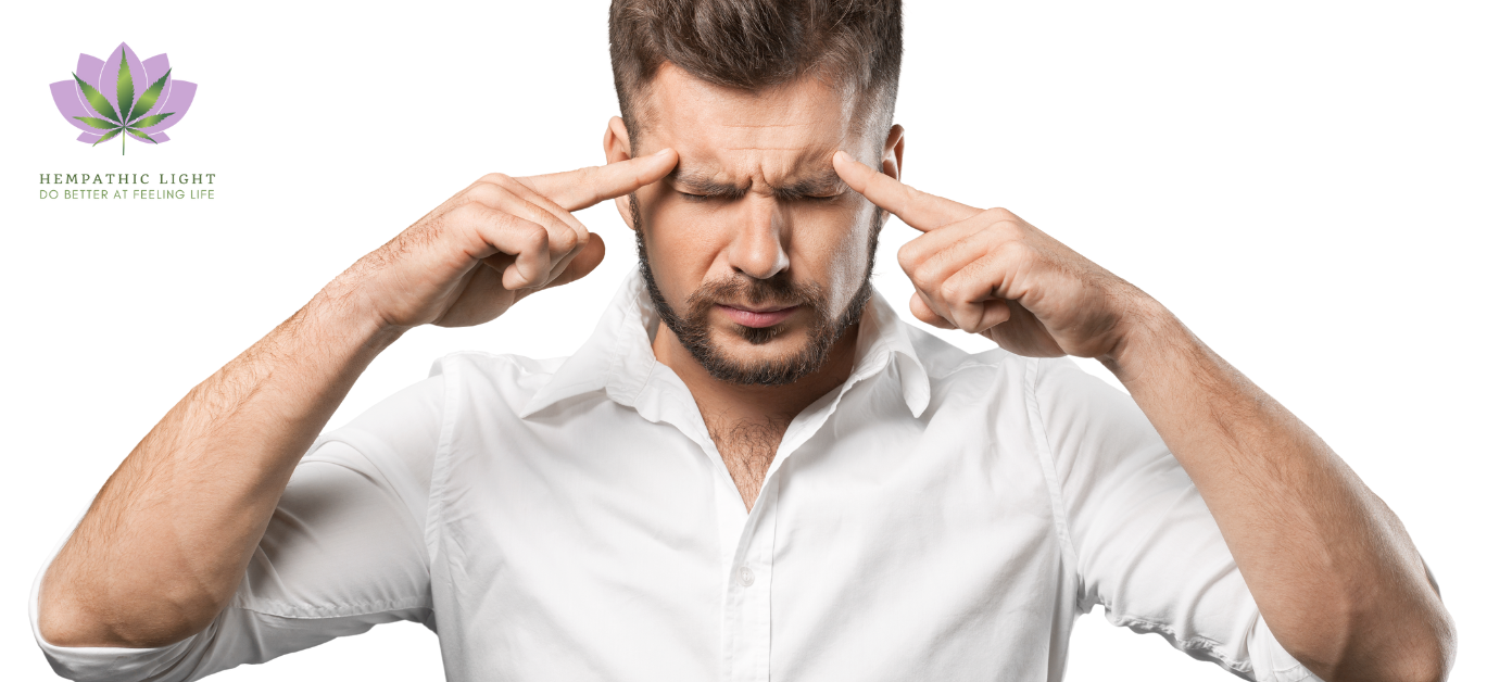 Homem com os olhos fechados e os dedos polegares encostados à temporas. Sugere estar focado, a pensar ou a raciocinar