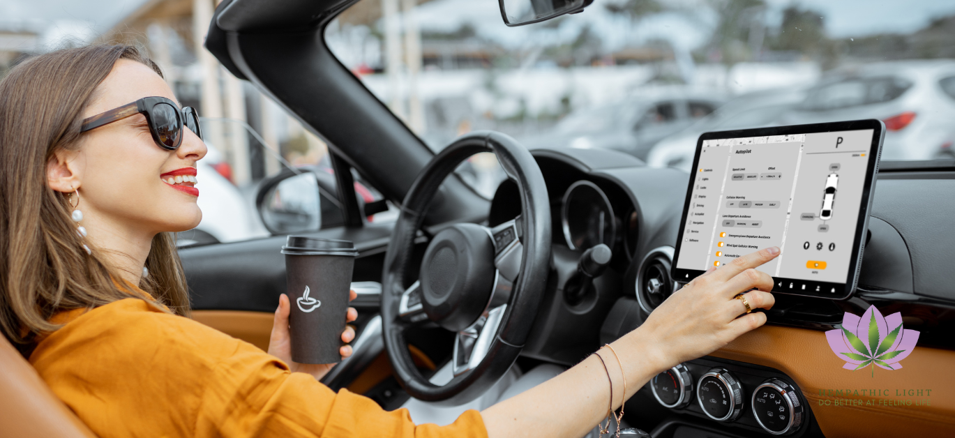 Mulher jovem ao volante de um automóvel, num ângulo  em que se vê o tablier do automóvel, do interior