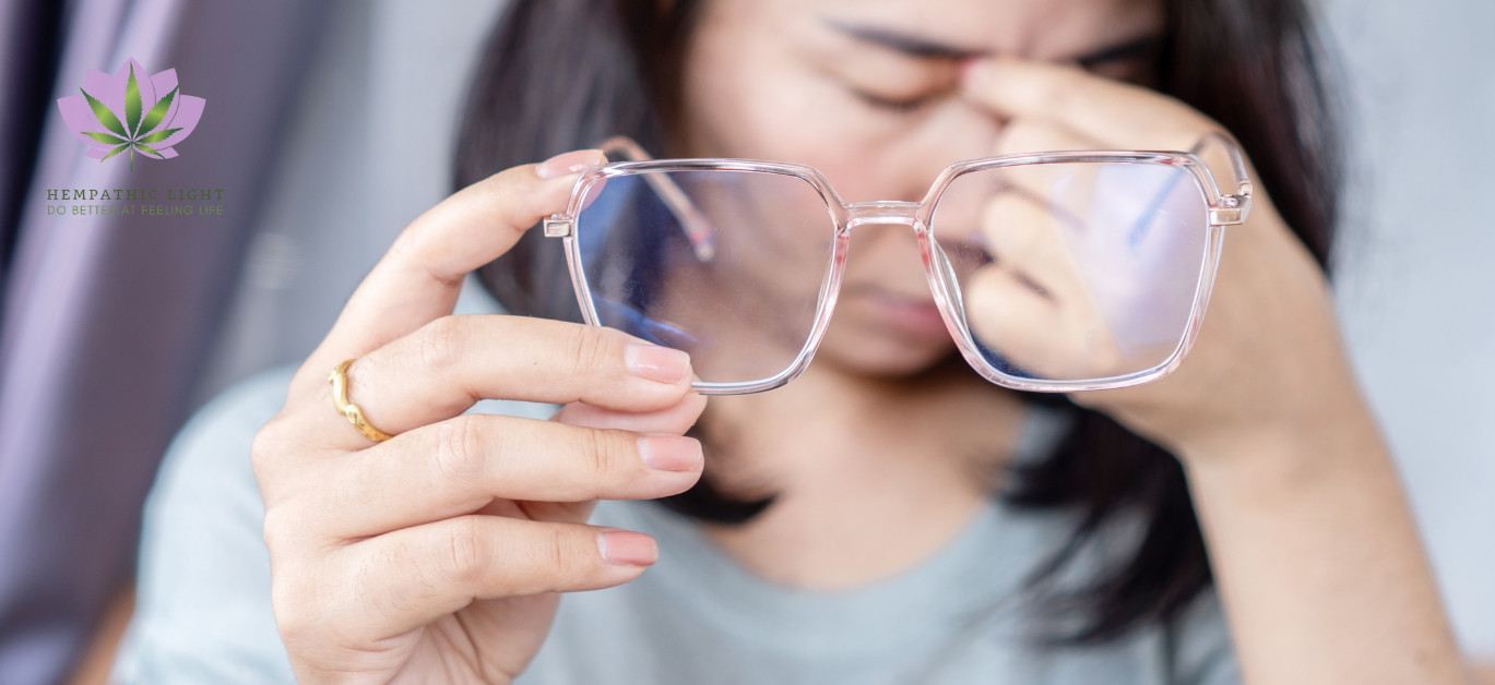 Mulher retira os óculos para esfregar os olhos com os dedos