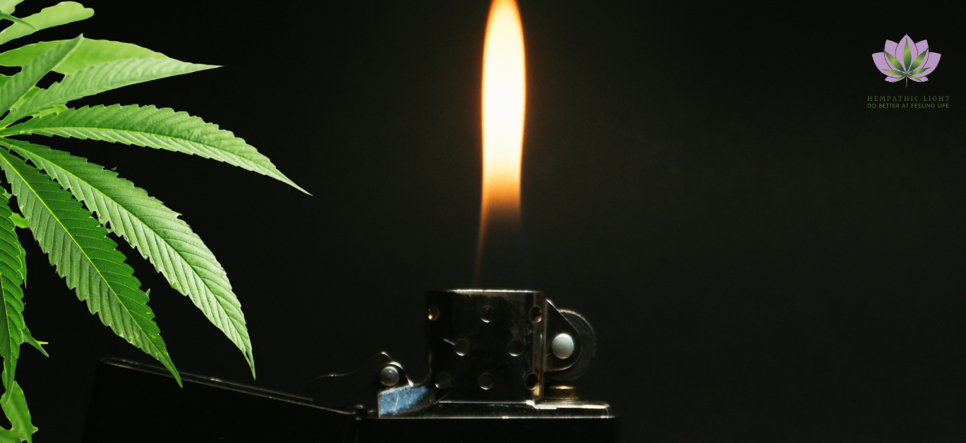 Isqueiro aceso ao centro. Ao lado esquerdo folha de canábis natural