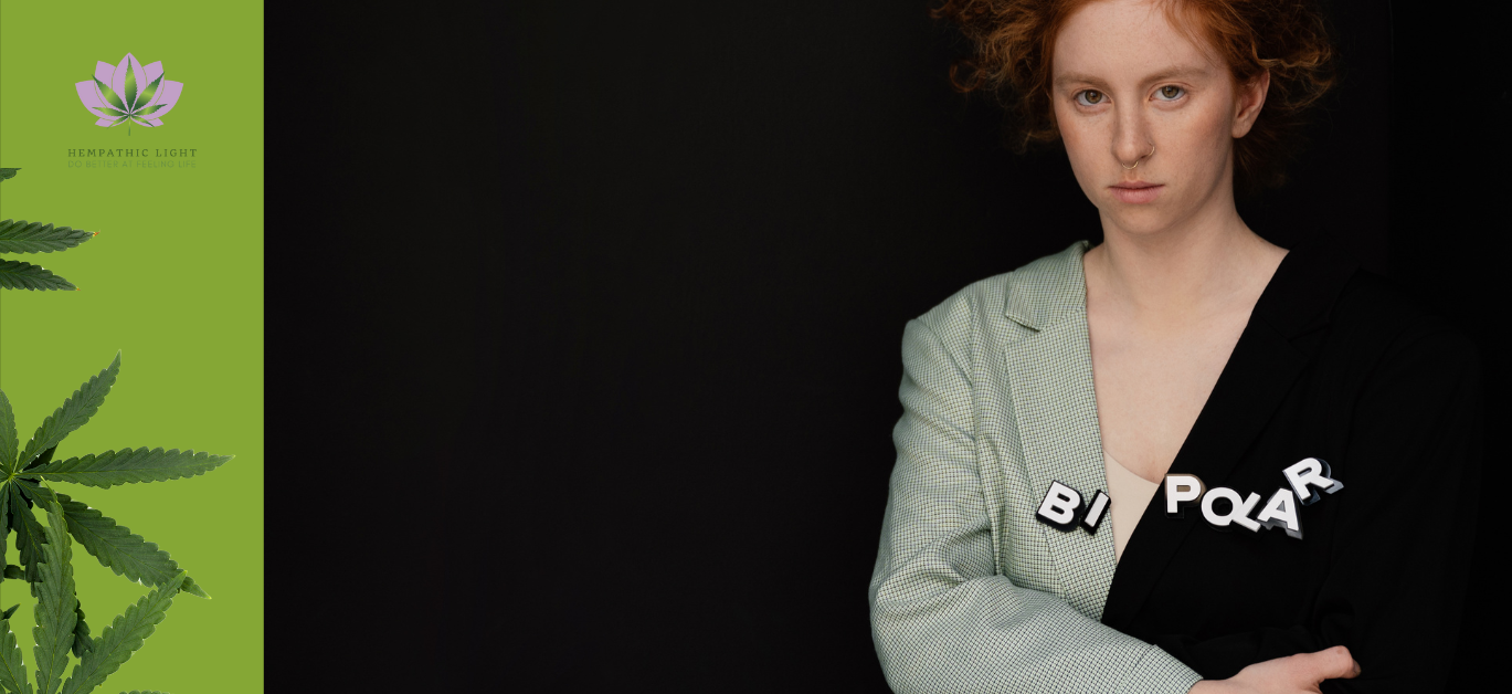 Sob um fundo preto está uma mulher jovem com um casaco, metade preto, metade acinzentado.  O texto "bipolar" aparece escrito sobre o casaco. Ao lado esquerdo da imagem,  sobre um painel verde aparecem folhas de canábis. 