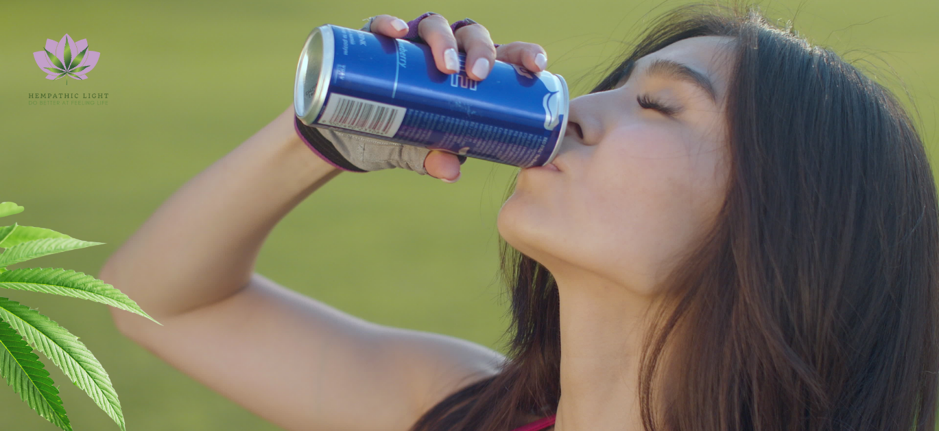 Imagem em perfil de uma mulher jovem a beber um bebida energética em lata. Folha de canábis ao lado esquerdo.
